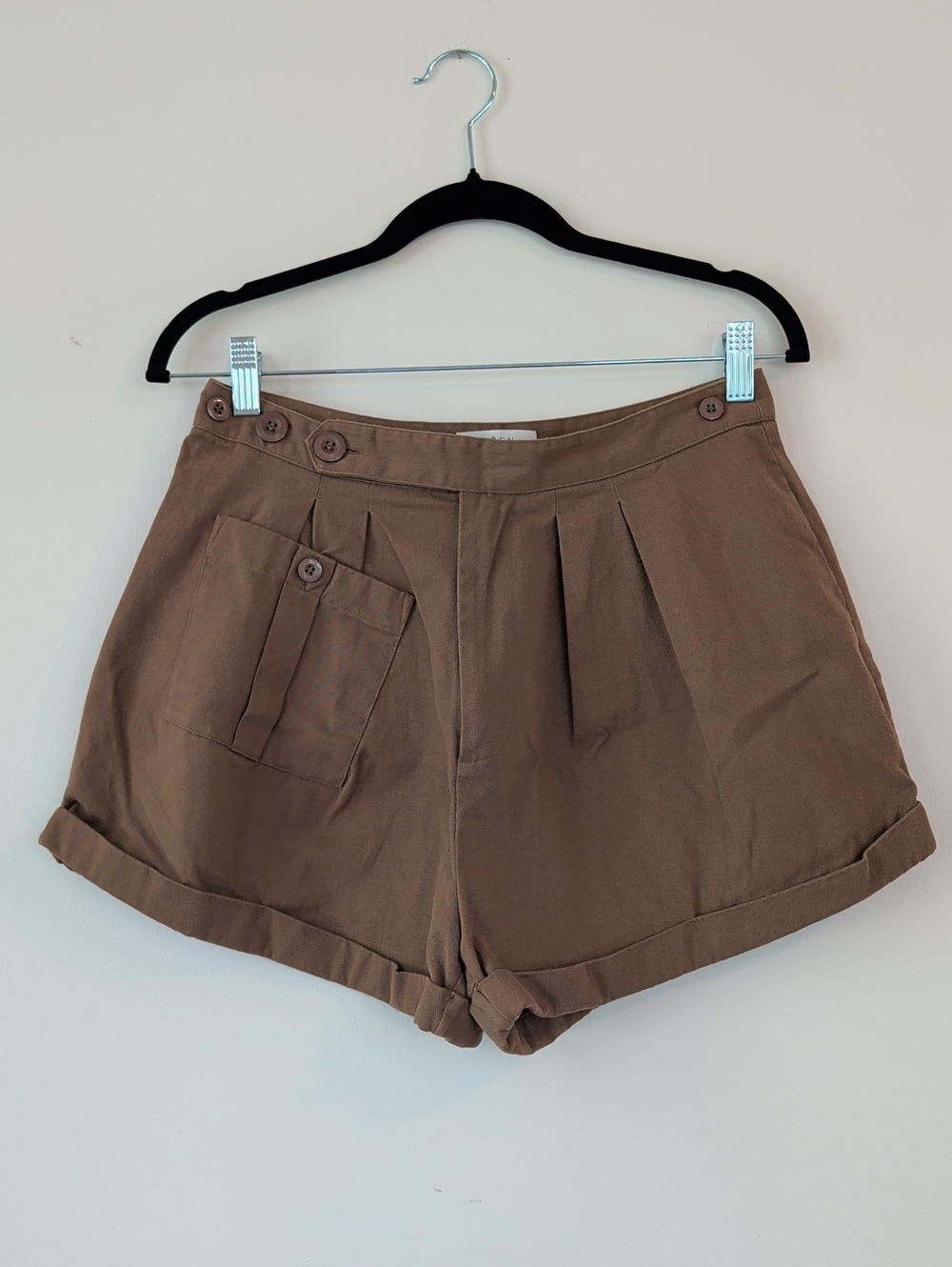 Doen High-Waist Brown Pleated Shorts with Pocket Detail